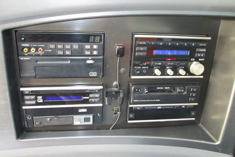 AM/FMラジオ、カラオケ、DVDなど完備。